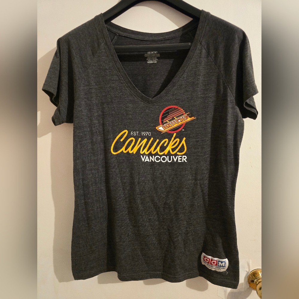 CCM Women's Charcoal Canucks V-Neck Tee 20 - 22 Ptp 26 L XL